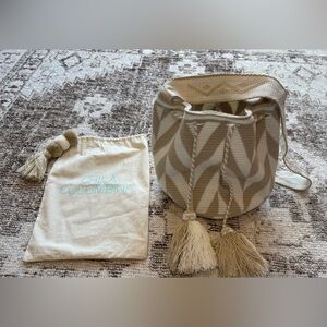 Chila Colombian Wayuu Crossbody Bucket Bag - Beige & Cream